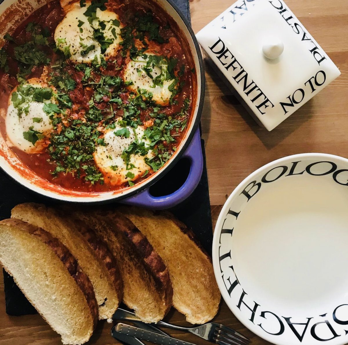 YOUR LOCAL GROCERS ORDERS 😍

These Shashuka Baked Eggs by @lozza_eats were given a kick with some Chorizo from W H Thomas Farm Shop! We love it!

You can easily make all your home favourites using local produce that is available on our website! 

localgrocers.com