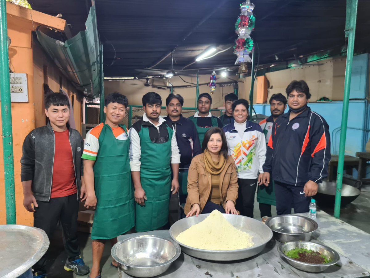 ruchikamsodhi's tweet photo. Making of Super Multigrain Roti with #NutritionistRuchikaSodhi at Chhatrasal Stadium, Delhi.
Video coming soon. Stay tuned for more!!
#DesiKhana #MultigrainFlour #GharKiRoti #IndianFood #NutritionForPlayers #NutritionInSports #SportsNutrition #SportsNutritionist #Roti #highfibre https://t.co/gjxu1LREi2