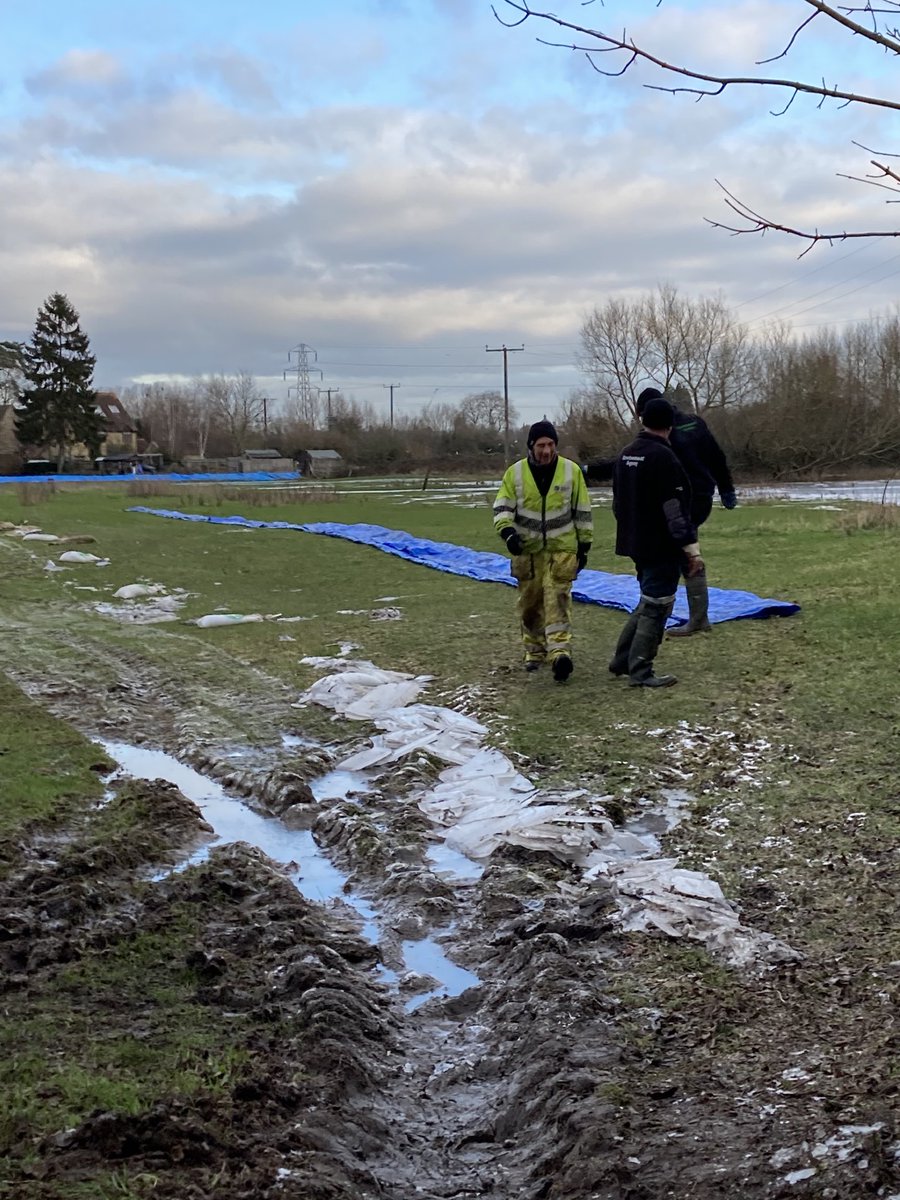 Our FOSC is  leading the team on the demobilisation of the #South Hinksey temporary defence barriers today.After protecting homes for over a week the barriers will be cleaned and stored away for future use .⁦<a href="/Jennifer_Hil1/">Jen H</a>⁩ ⁦<a href="/EnvAgencySE/">Environment AgencySE</a>⁩ ⁦ ⁦<a href="/MarkHill03/">Mark Hill</a>⁩ ⁦