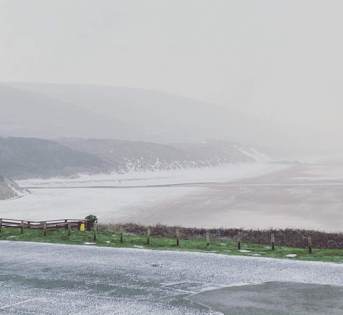 WoolacombeSurf's tweet photo. The snow is getting pretty’s serious here in Woolacombe! #snoway #gonnaneedathickerwetsuit #beach #snow #surf #cold #water #winter #woolacombe #woolacombebay #frozensand #nature #beauty #northdevon https://t.co/wpn01cEXtu