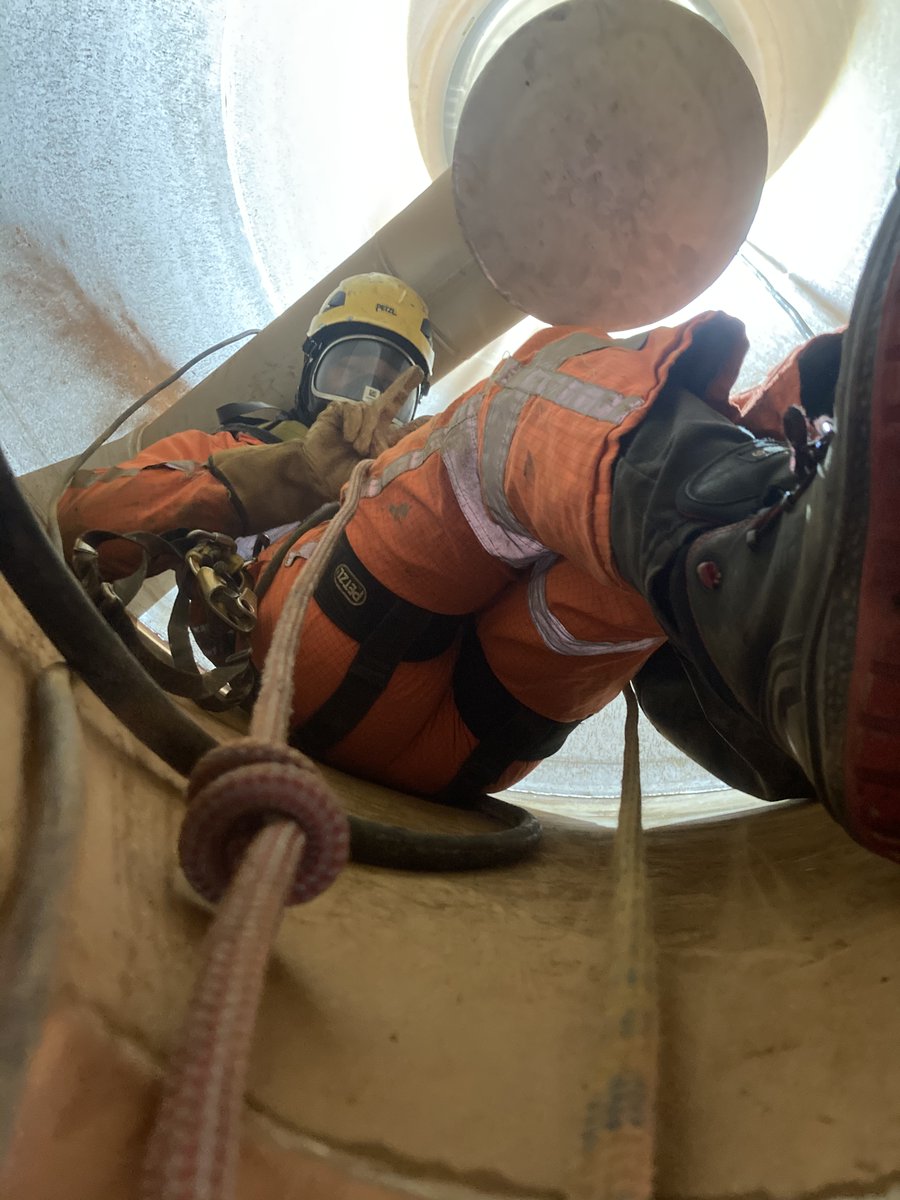 Bilfinger Height Specialists voert werkzaamheden uit in silo's op de biogasinstallatie in Sterksel. Met #RopeAccess hebben we veilig en snel de een aantal modificaties aan het filtersysteem verricht. 

#IRATA #WeMakeRopeAccessWork #Biogasinstallatie