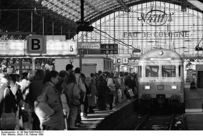 GermanAtPompey's tweet photo. 10 February 1989: an S-Bahn train arrives at Cologne’s Hauptbahnhof (via Bundesarchiv) https://t.co/tdGinpuGC2