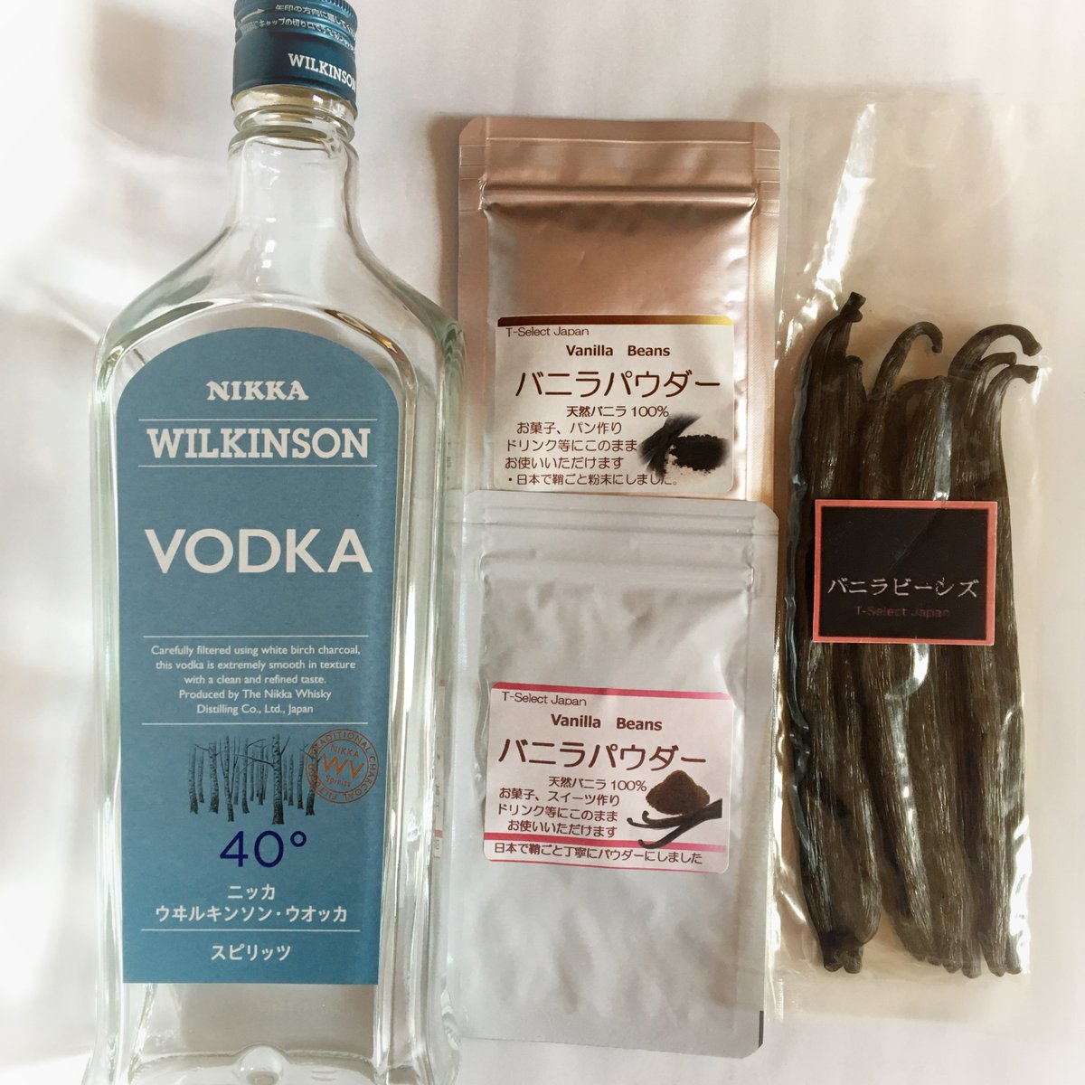 バニラビーンズとバニラパウダー 株式会社t Select Japan バニラをアルコールに漬け込んだ香料を バニラエクストラクト と言います 漬け込むだけ 手作りだと香り色の変化を楽しめます アルコール40 以上 バニラビーンズを入れ 3か月 バニラパウダーでも