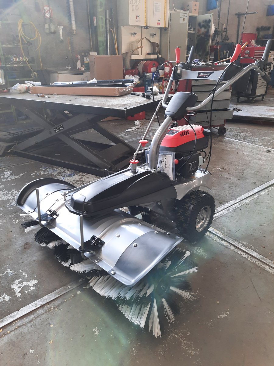 De Lumag KM1000 Veegmachine met GRATIS opvangbak + sneeuwschuif.
Gedurende het hele jaar te gebruiken. Zeker nu!
U koopt eigenlijk 3 machines in 1
Kijk op detuinmachine.nl voor meer informatie.
Deze machine staat nu startklaar in de showroom. Dus u kunt direct aan de slag!