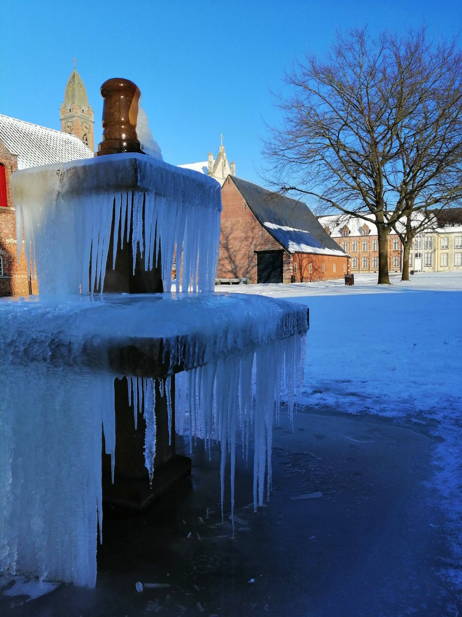 Natuurpracht gevormd door water... ijspegels een kunstwerk op zich ❄️