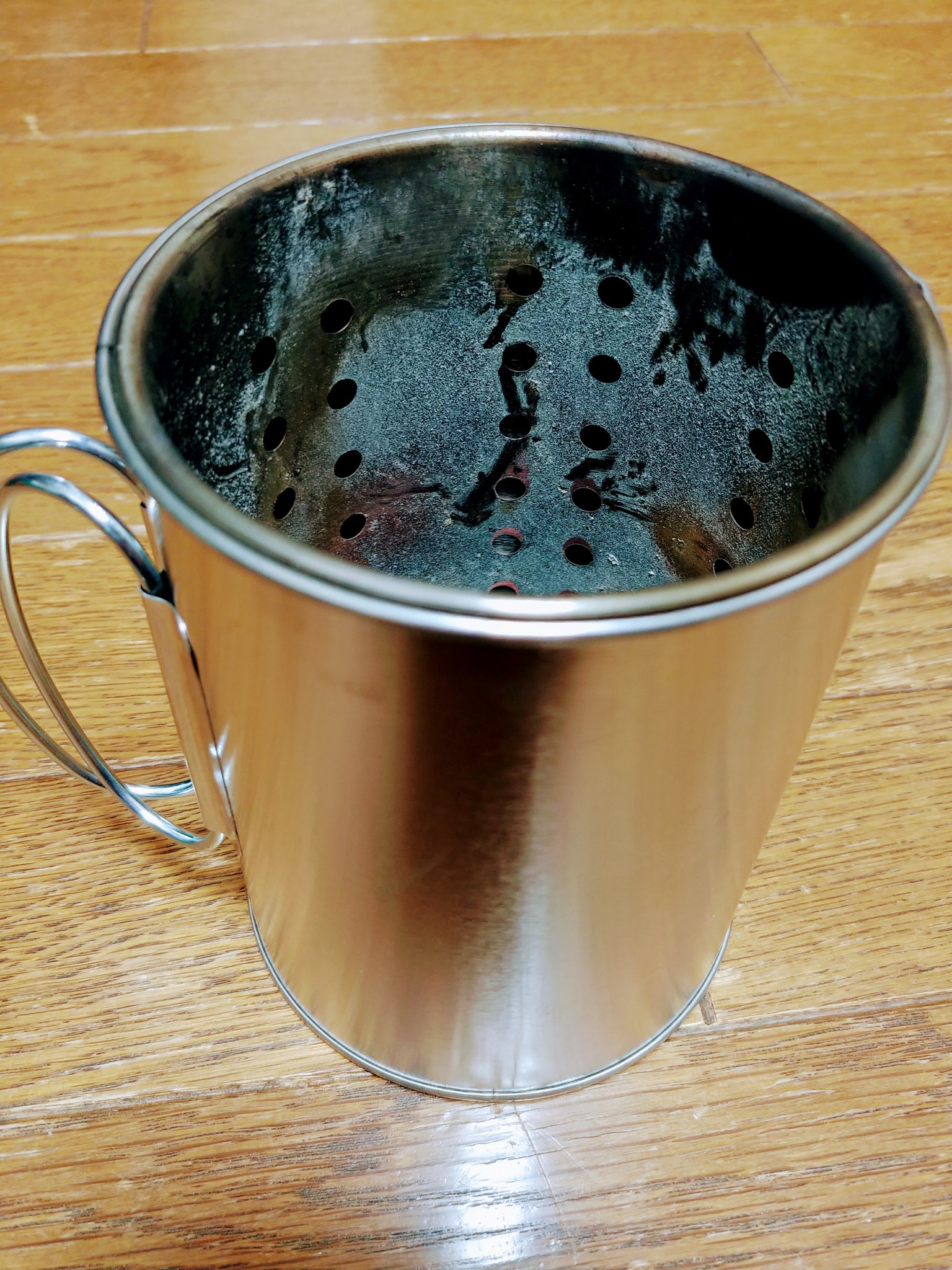 Tomo ダイソーのオイルポット という名の火消し壺 ようやくゲット カトラリーラック という名の火起こし器 とスタック出来て神