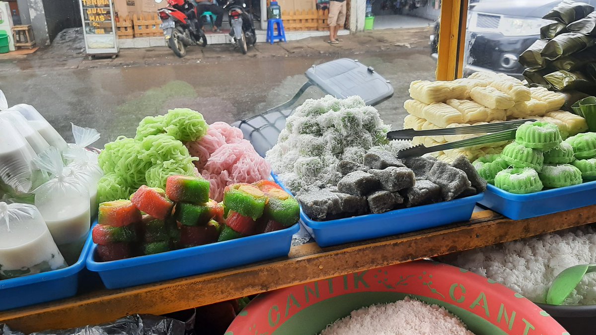 Info: Sejak 1950-an, klepon telah diperkenalkan oleh imigran Indonesia ke Belanda dan tersedia di berbagai restoran Belanda, Cina, dan Indonesia sebagaimana disebutkan dalam buku Indisch leven in Nederland (2006) milik J. M. Meulenhoff.