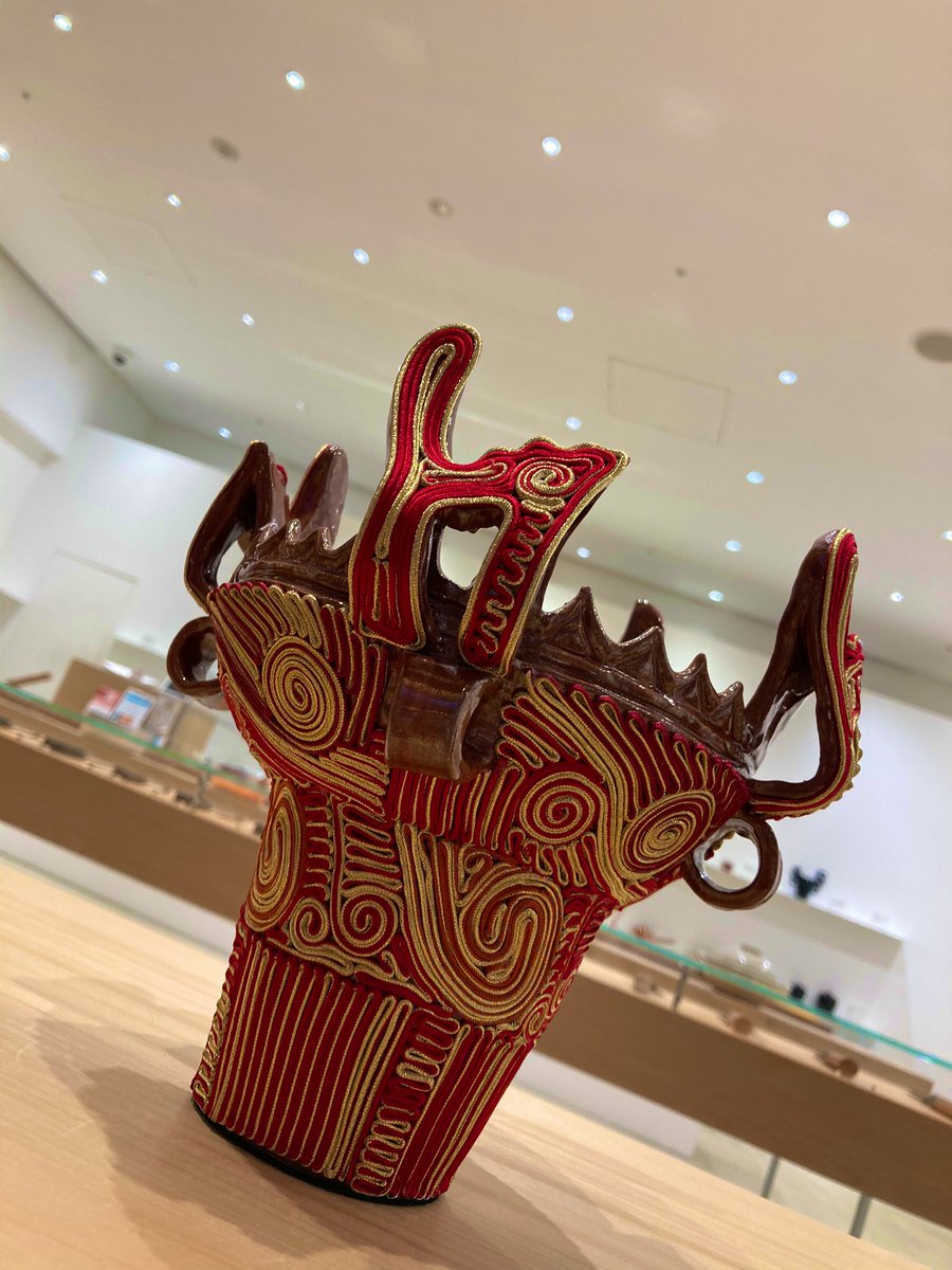 KIYA_tmt's tweet photo. 縄文を想う
【陶芸家　涌波まどかの風土展】開催中です。かっこいい縄文火焔式土器と縄文水煙土器。文様はあえて京組紐で表現しています。〜3月2日まで。 https://t.co/QS78hrfX2N