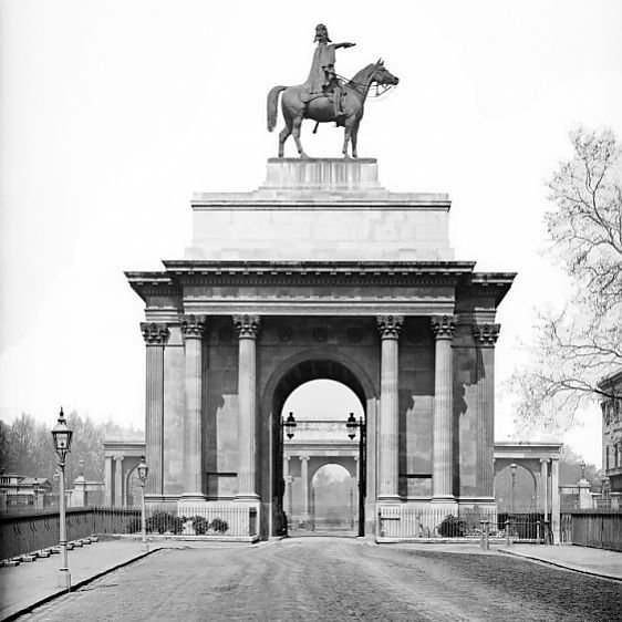 As the Constitution Hill Arch was "repurposed" to honour Wellington by committee, Wyatt's giant statue was placed atop.Imoressive,but out of proportion, it was ridiculed by the press & population.When Wellington Arch was moved (est 200m) it was rehomed. #WellingtonWednesday