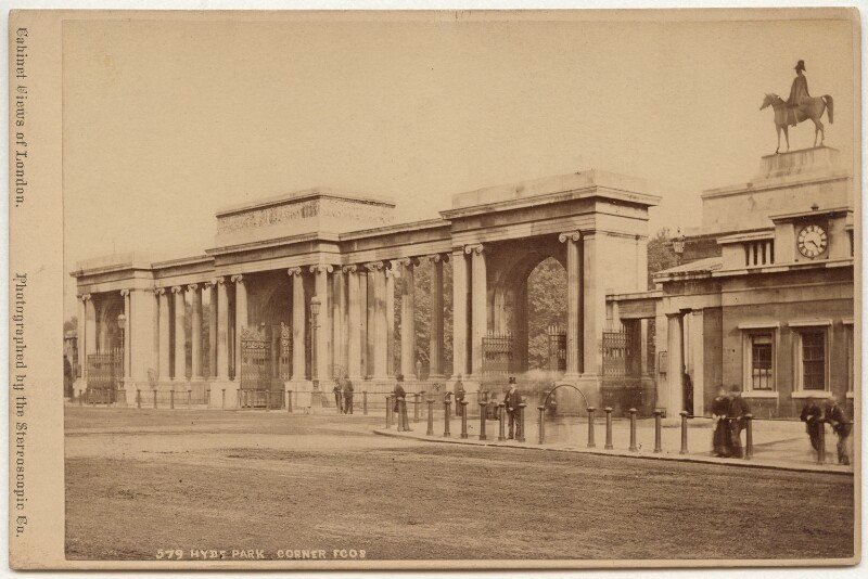 As the Constitution Hill Arch was "repurposed" to honour Wellington by committee, Wyatt's giant statue was placed atop.Imoressive,but out of proportion, it was ridiculed by the press & population.When Wellington Arch was moved (est 200m) it was rehomed. #WellingtonWednesday