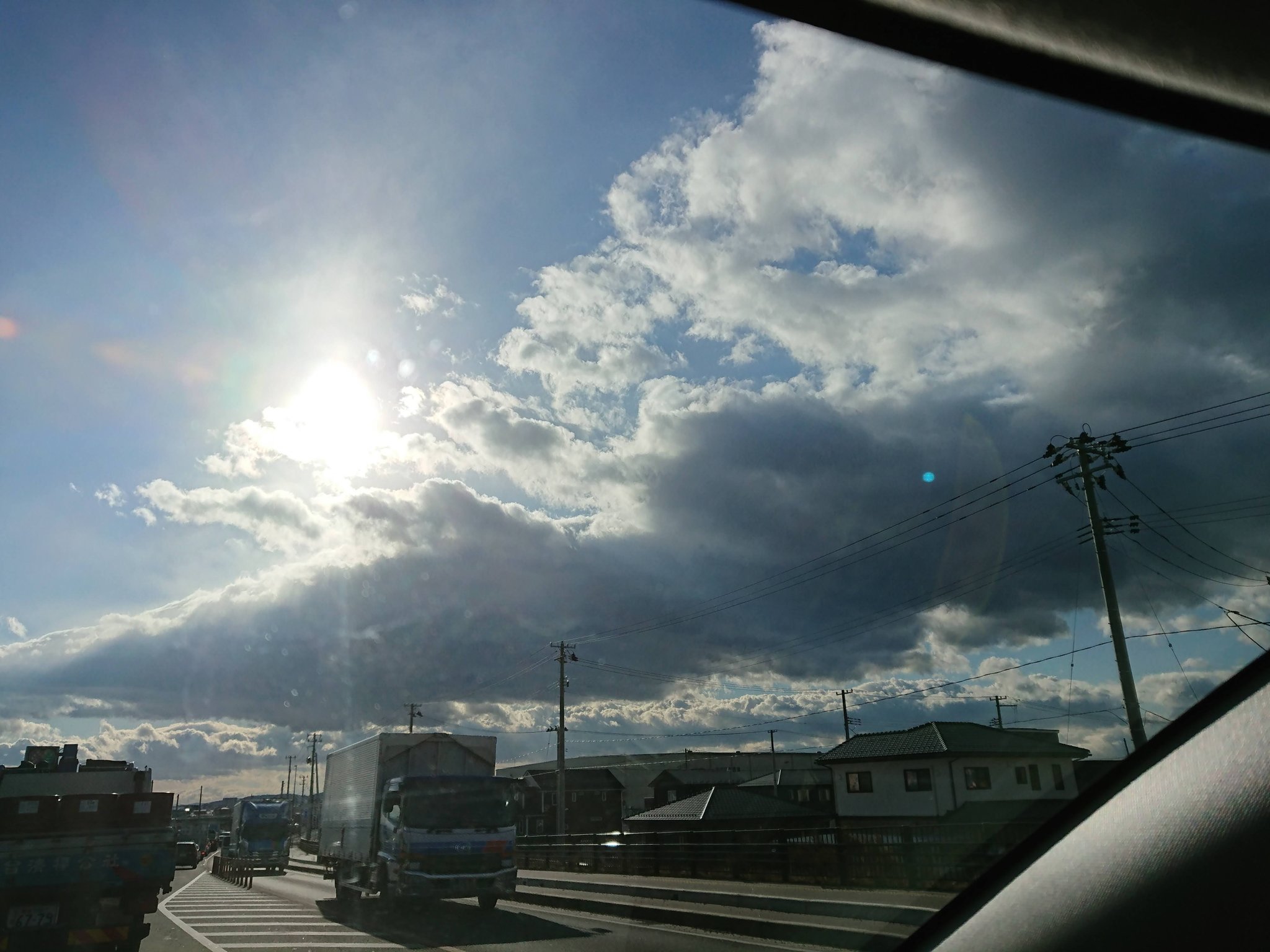 ごう 閖上 ゆりあげ 大橋から 前方左右に広がる風景 右側からぐるっと左側まで里の山々が彼方に黒く連なり広がる大好きな風景 午後遅く走るとモクモク雲とお日様の競演 夏もカッコイイ風景だ T Co Ytozuvamsa Twitter