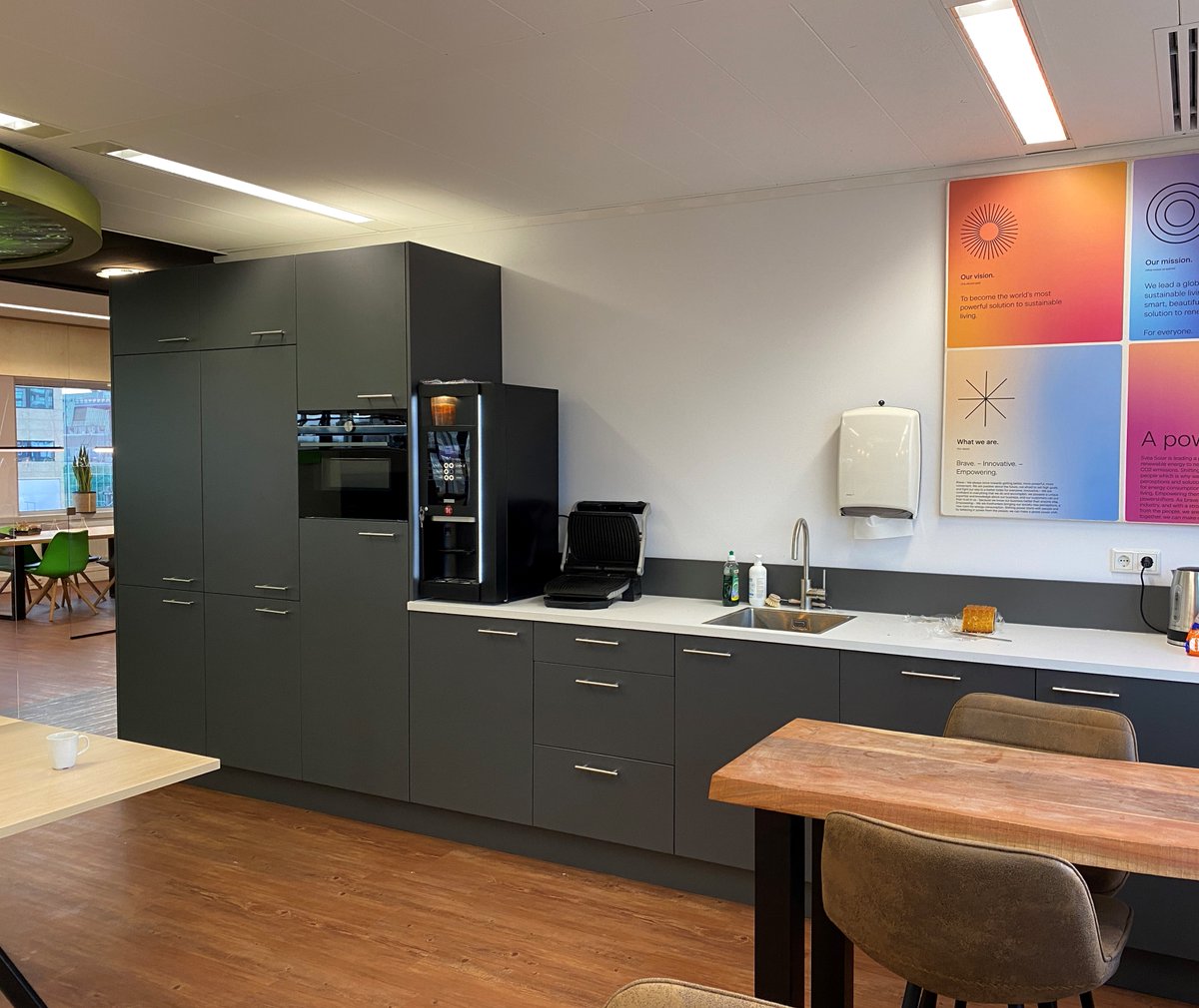 🔆 De nieuwe #werkplek van Svea Solar NL
“Cialona heeft de verwachtingen overtroffen. In korte tijd een ontwerp gepresenteerd wat volledig paste bij ons én hebben het net zo gemaakt als op de tekening.“
#TeamCialona wenst team #SveaSolar veel werkplezier in hun nieuwe #kantoor!