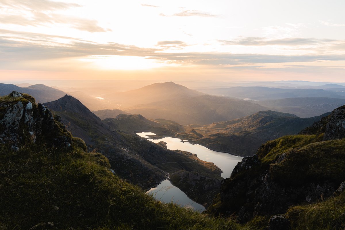 IF YOU'RE WELSH, LISTEN UP!! 🏴󠁧󠁢󠁷󠁬󠁳󠁿

A couple of days ago, I posted some of my photos from Scotland 🏴󠁧󠁢󠁳󠁣󠁴󠁿 and they got more likes and RT's then any of my photos from Wales have ever got.

Are you telling me that they're more passionate about their country then us?!!

Let's fix that!
