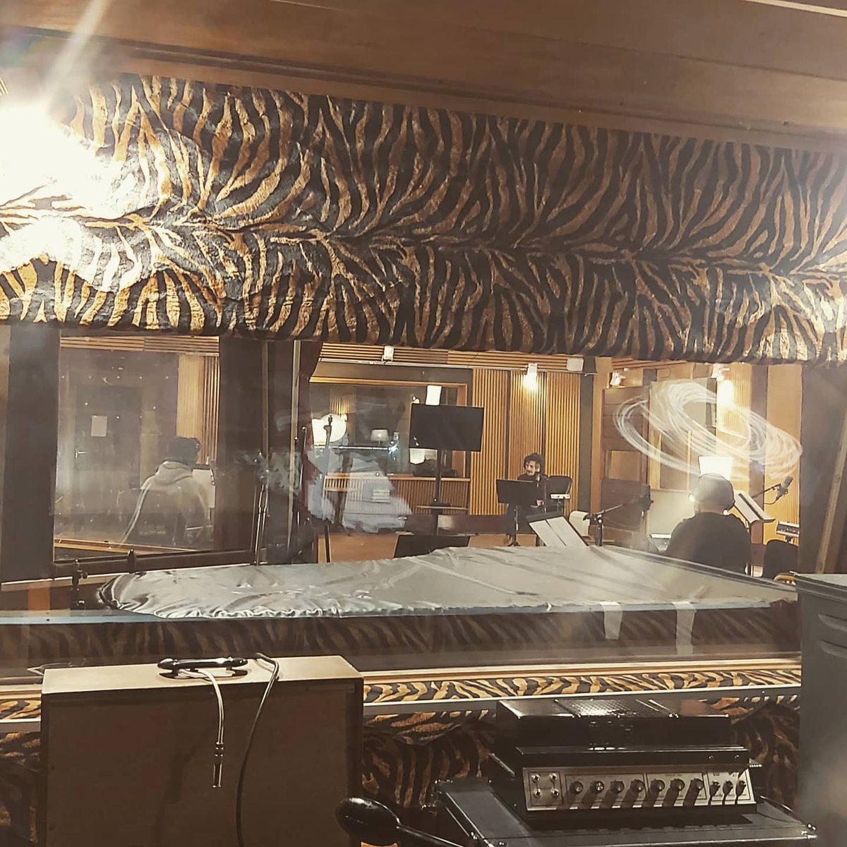 La 3ème saison de Pandas dans la brume est en préparation 🙂 
On vous tient au courant très vite! 
Enregistrement des voix au @Midilivestudio  
<a href="/MeltingProd/">Melting Productions</a> <a href="/letwittdechloe/">Chloé Verlhac</a> #Tignous #formatcourt #enregistrement#Pandasdanslabrume