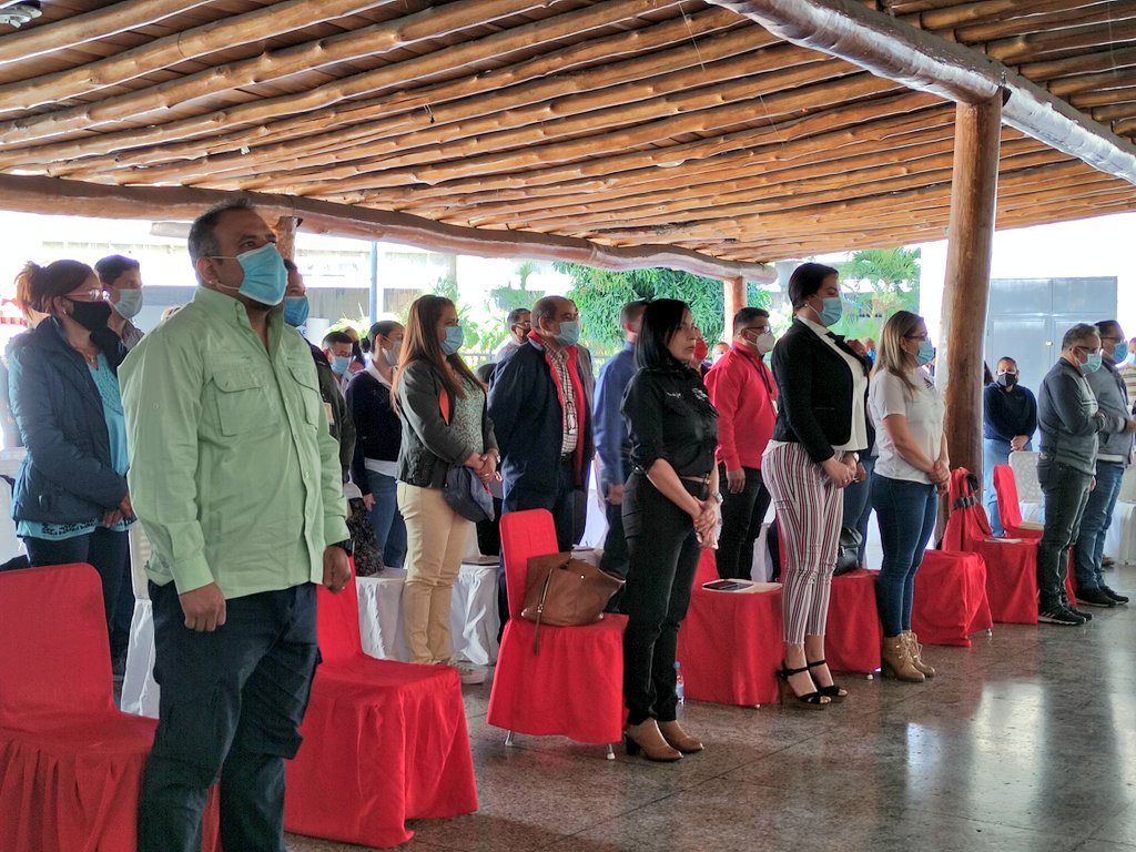 MinTrabajoVE's tweet photo. #EnFotos📷 | En estos momentos se realiza en las inmediaciones del @Incret_Oficial el Primer Taller del @MinTrabajoVE en la Construcción de Ciudades Comunales Socialistas en el marco del #Plan200Carabobo. #ANPorElBienestarSocial 
@eduardopiate2 https://t.co/oggOzpSEz6