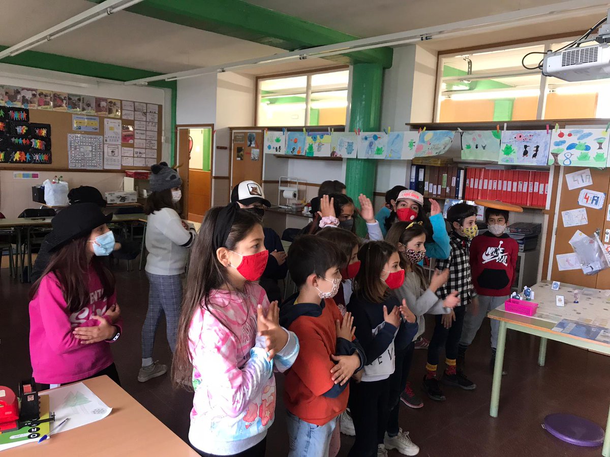 AjSentmenat's tweet image. 📸 Les escoles han celebrat aquest matí el #carnaval seguint un espectacle infantil en streaming!

🎶 Els balls i les rialles han estat ben presents! 😀#Sentmenat