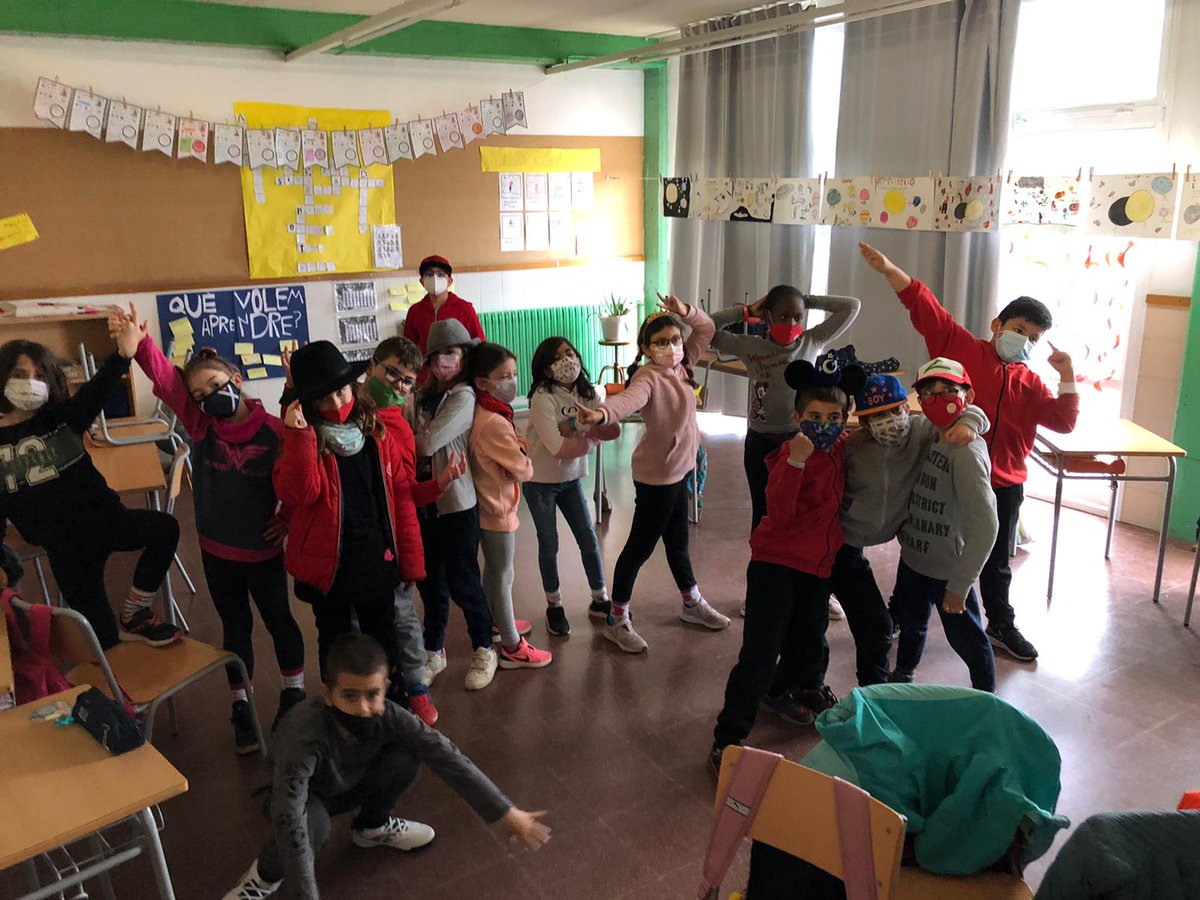 AjSentmenat's tweet image. 📸 Les escoles han celebrat aquest matí el #carnaval seguint un espectacle infantil en streaming!

🎶 Els balls i les rialles han estat ben presents! 😀#Sentmenat