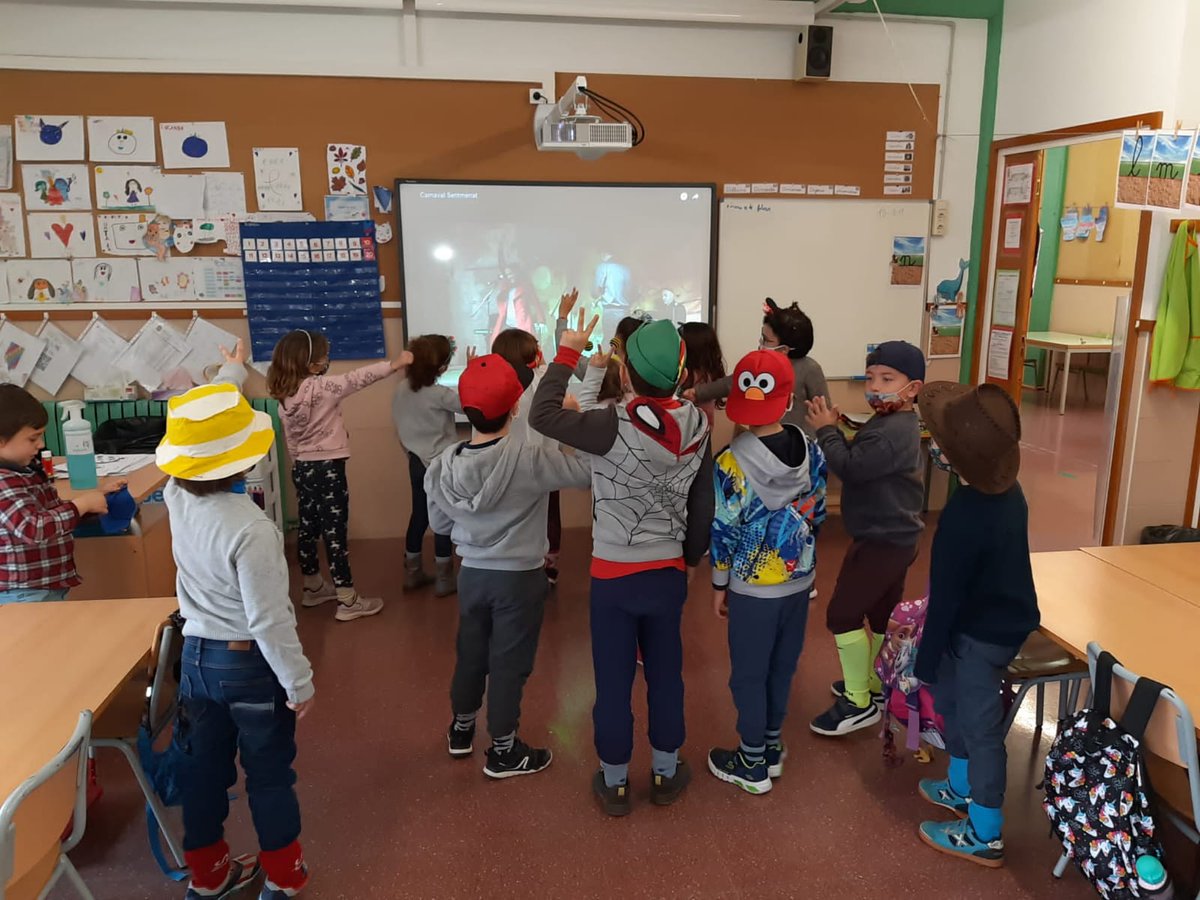 AjSentmenat's tweet image. 📸 Les escoles han celebrat aquest matí el #carnaval seguint un espectacle infantil en streaming!

🎶 Els balls i les rialles han estat ben presents! 😀#Sentmenat