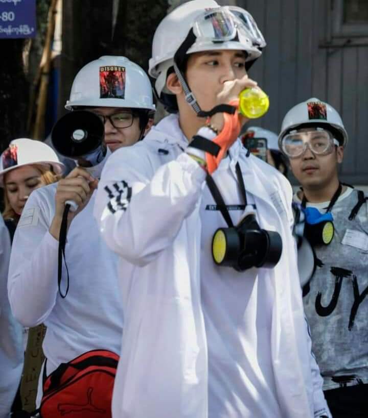 Ellen4561's tweet photo. Myanmar Model, Celebrity 
"Paing Takon" took apart in protesting the dictatorship. 

#Feb10Coup
#WhatsHappeningInMyanmar

JUNTA VIOLENCE https://t.co/MA8BoyGaV8