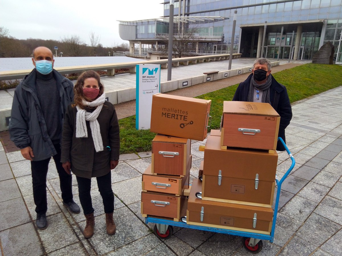 C'est parti 🚀! 1ère livraison réussie au Centre Pilote <a href="/Fondation_Lamap/">Fondation La main à la pâte</a> Nantes Loire-Atlantique, et maintenant le livreur sillonne la France entière pour livrer des collections aux centres de ressource partenaires. Retrouvez-les en bas de cette page :  urlr.me/mPTfN