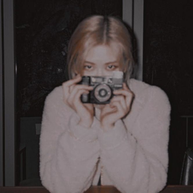 HAPPY ROSÉ DAY 
#로제가_있는_2월은_장미빛이야
#AllOurLoveROSÉDay

ROSÉ ve üyelerden foto bekliyorum.
ROSÉ kendini pasta yerken atar umarım..
Minik sincabımız iyi ki doğdu...💞