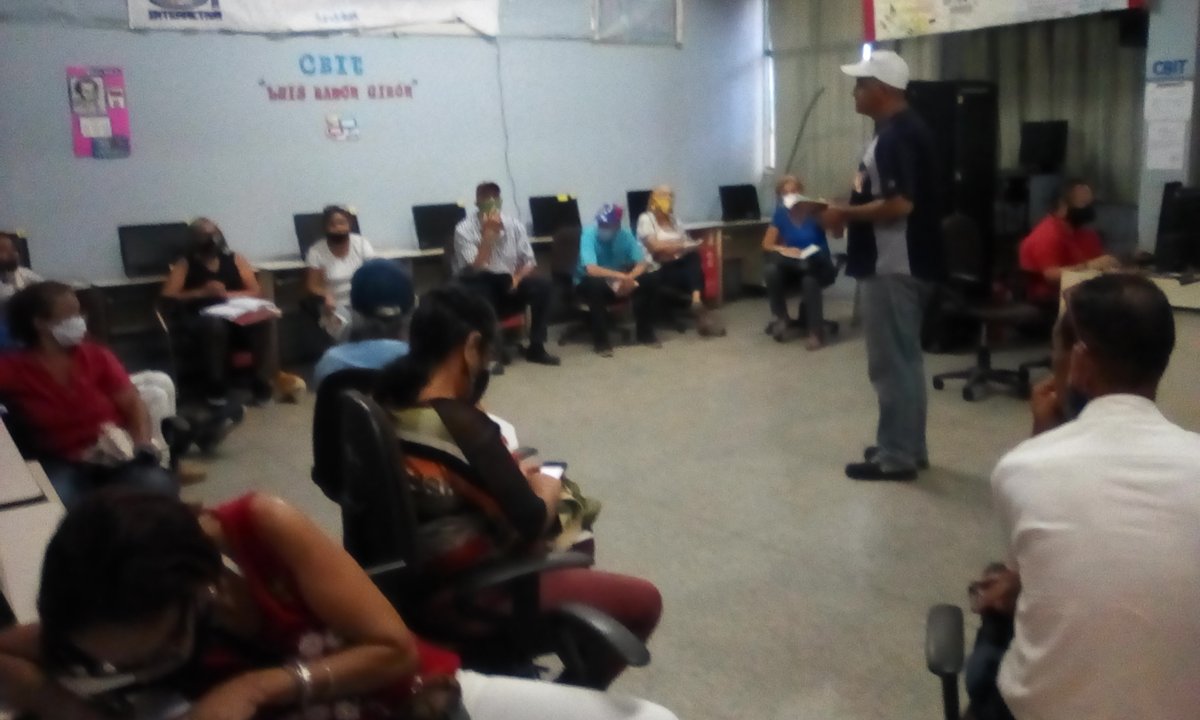 cbitluisramon's tweet photo. 10/02/2021 se recibe de nuevo al colectivo de comunas del Municipio Girardot, el cual realizan una formación con respecto a la coordinación administrativa, comité de aprobación y control de seguimiento de los bancos comunales, dictado por Simón Navarro @pedrogordon2121 https://t.co/Tk4UwnYNWF
