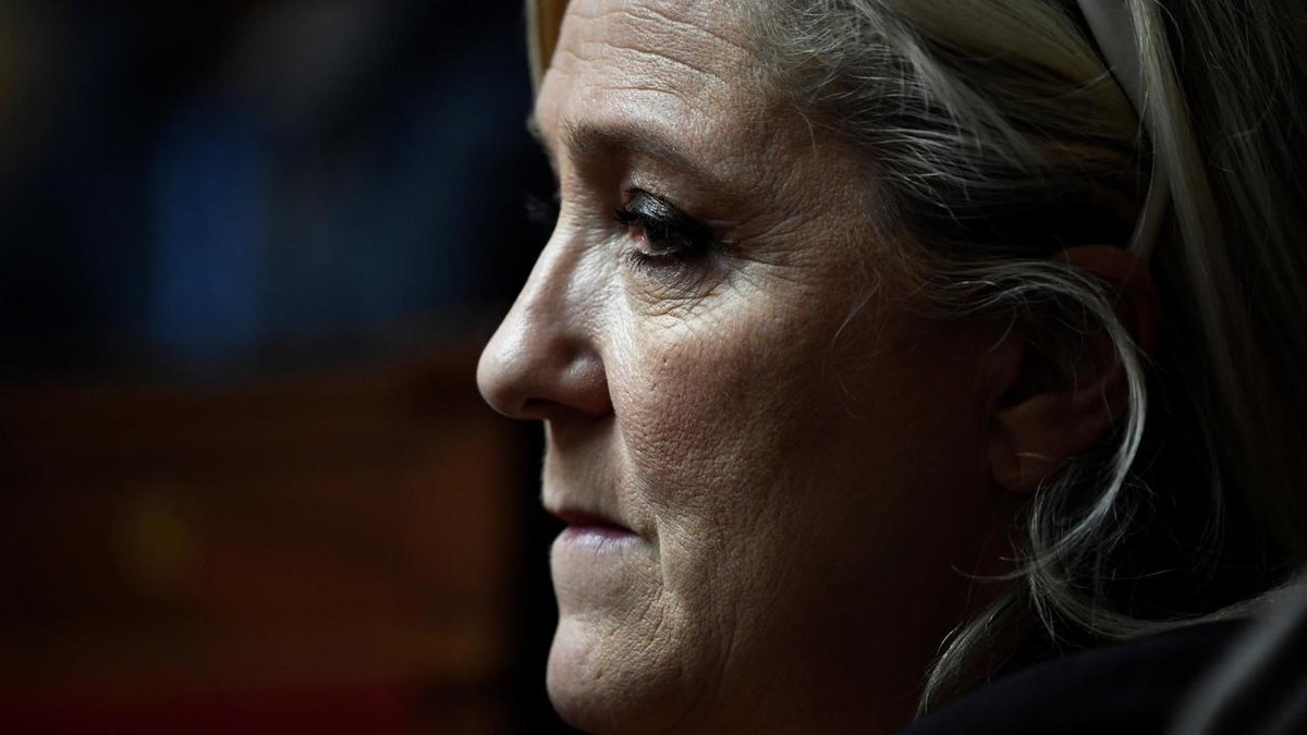RFI's tweet photo. Marine Le Pen devant la justice pour des images de l'EI qu'elle a relayées https://t.co/sZLVXeIx00 https://t.co/ufLoEjvGyy