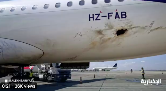 على اليسار قصف سعودي (حلال) على مطار وطائرات صنعاء، وهو فعلٌ متعمّد.

على اليمين نتائج قصف يمني (حرام) لطائرة سعودية مدنية مُصابة عرضياً، بدون استهداف متعمّد.