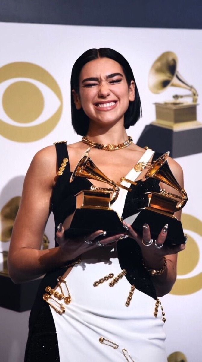 dualipaclube's tweet photo. 🏆| LENDA PREMIADA ✨

Hoje faz dois anos que Dua Lipa levou 2 primeiros #GRAMMYs . Ela ganhou os prêmios por Best New Artist e Best Dance Recording para Electricity, sua parceria com Silk City, Diplo e Mark Ronson. A gente espera que esse ano seja igual, que ela leve tudo. https://t.co/2TmMGMg79p
