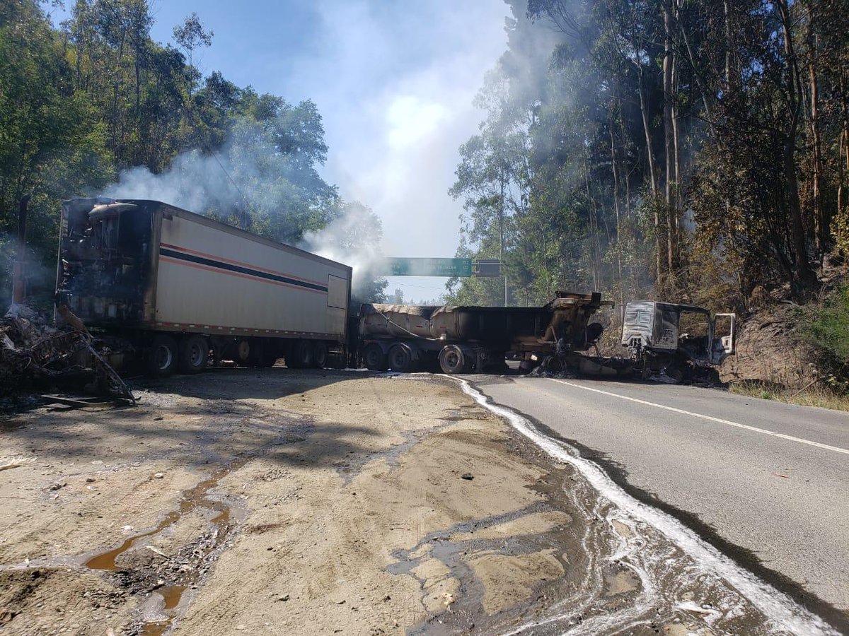 CAÑETE-CONTULMO | A11camiones quemados asciende la cifra de móviles atacados en la ruta P60r, además hay 2 camionetas siniestradas por esta seguidilla de ataques ocurrida durante esta violenta jornada en el cono sur de la provincia de Arauco.