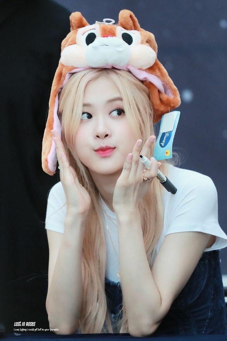 vendetta1945's tweet photo. HAPPY ROSÉ DAY
Hope you the best for your solo
LOVE U SO MUCH ❤️❤️❤️
#AllOurLoveROSÉDay
#로제가_있는_2월은_장미빛이야
#ROSÉ #BLACKPINK @BLACKPINK https://t.co/67b85VVLAC