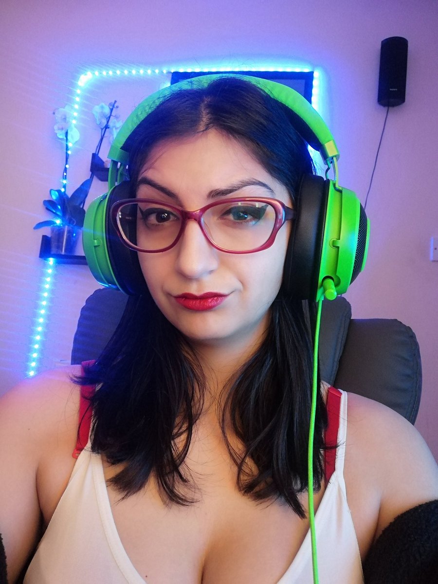 RoxyBplays's tweet photo. Feeling cute today, gonna clap some cheeks and clam slam on @RogueCompany https://t.co/aUXLKrH2Jh https://t.co/6CdegZxUG4