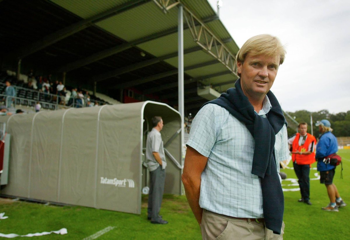 Idag vill vi rikta ett stort grattis till Bernt Lindgren på bemärkelsedagen. 

Linkan är fortfarande djupt engagerad – och uppskattad – i Landskrona BoIS och han är en urkraft som gjort otroligt mycket gott för randigt genom åren

En härlig och omtyckt profil helt enkelt⚫️⚪️