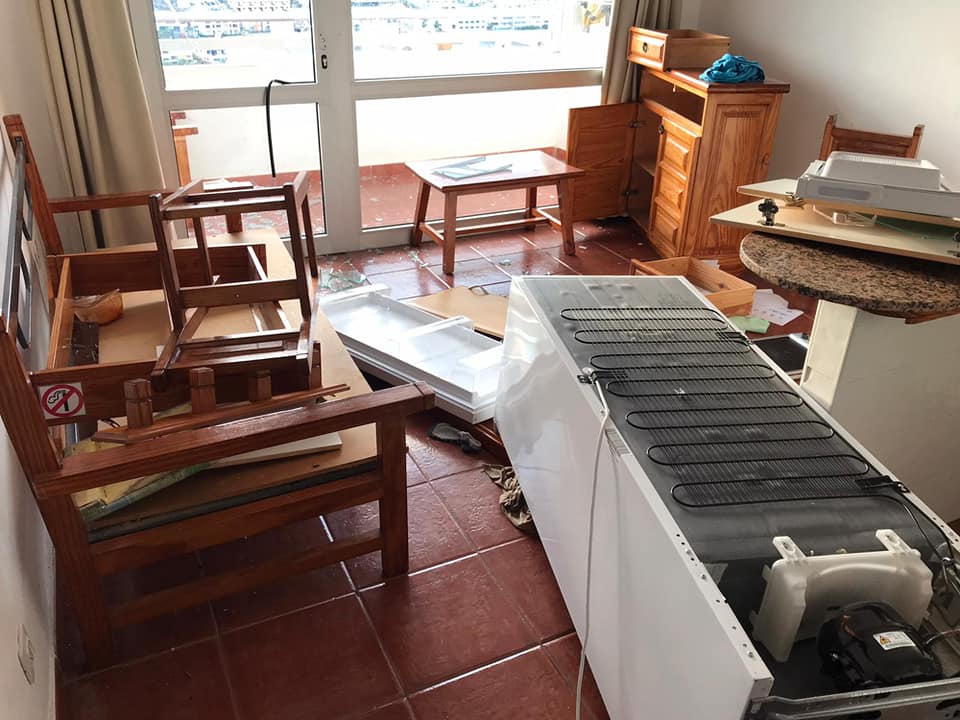 Teofilo1952's tweet photo. Aquí les dejo parte del reportaje gráfico del agradecimiento de nuestros invitados africanos en uno de los hoteles de LPGC 
Recuerden vienen a pagar nuestras pensiones, son los niños de una política de Cádiz.
La hostelería pagará los platos rotos. https://t.co/elZS57GS9D