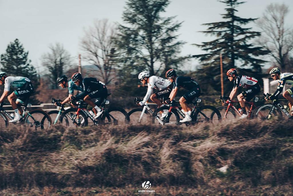 AnthonyBeranger's tweet photo. Quand le peloton se tend. 
Étoile de Bessèges 
@INEOSGrenadiers 
#cyclisme #cycling #sport #occitanie https://t.co/cngfvZAYu4
