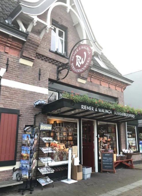 Vanaf vandaag is click-‘n’-collect (bestellen en afhalen) mogelijk. Een druppel op de gloeiende plaat, maar toch een druppel! Daarom: bestel bij je unieke, lokale ondernemer. Ga er even langs en steek ze een hart onder de riem. Sleep ze door deze periode heen. #buylocal