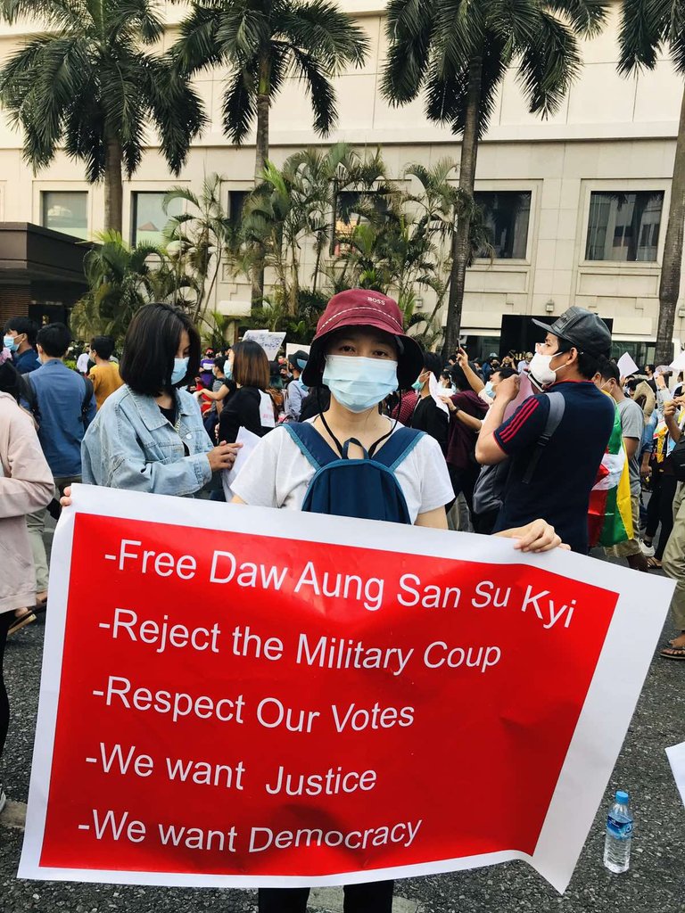 NanMyintmo's tweet photo. မြန်မာမှာ စစ်အာဏာရှင်တွေ လက်နက်အားကိုး တရားမဲ့ပြုကျင့်တာကို ဆန့်ကျင်ပြီး ပြည်သူတစ်ယောက်အနေနဲ့ စစ်အာဏာရှင်စနစ် ကျဆုံးသည့်တိုင် တော်လှန်သွားပါမည်။
#Stop_Military_coup
#We_need_Justice
#We_need_democracy
#Free_Our_Leaders https://t.co/BrW2ykhr3l