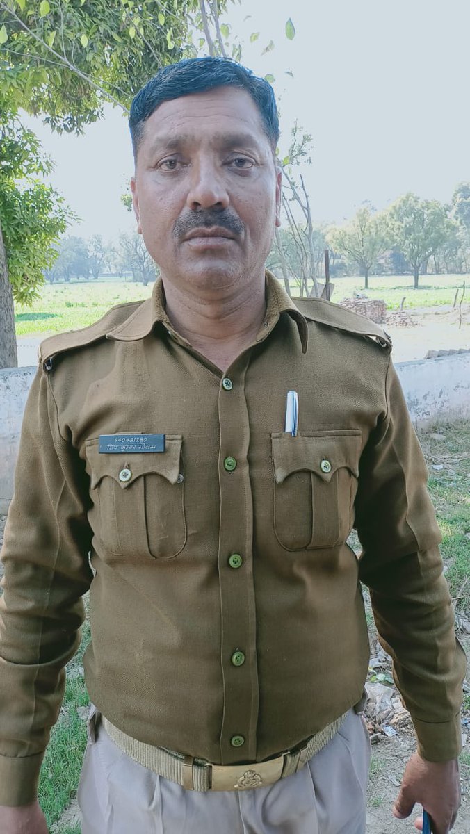 firozabadpolice's tweet photo. एक बार फिर वर्दी बनी मददगार, थाना टूण्डला में तैनात आरक्षी शिवकुमार गौतम ने अदम्य साहस का परिचय देते हुए 70 फीट गहरे कुएँ में उतरकर गुमशुदा हुए 09 वर्षीय बच्चे रोहित को सकुशल निकाला बाहर । आमजन द्वारा जमकर की गयी प्रशंसा । https://t.co/fHUtGksUBb