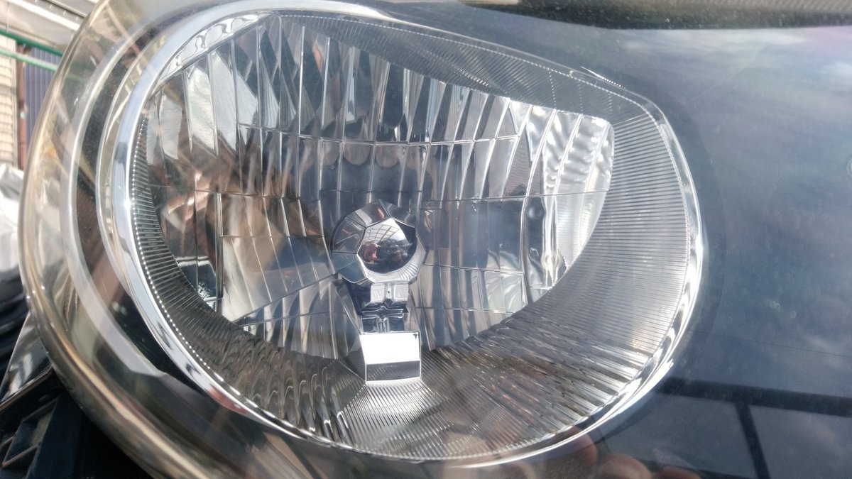 ひろたん ヘッドライトのリフレクターが焼けたんで右ヘッドだけ交換したよ