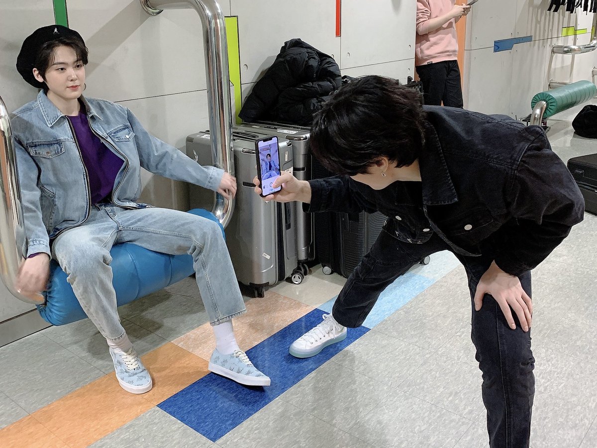 ASTRO_Staff's tweet photo. [#ASTROSTAFF 시선����]

따나 사진의 비밀...🤭
열정적으로 사진 촬영 중인 달콩 작가📸
딴콩케미는 연휴 즐겁게 즐기신 후
2월 마지막 주 쇼요일에 만나요👋🏻💜

#아스트로 #ASTRO #아로하 #AROHA #문빈 #MOONBIN #윤산하 #YOONSANHA #쇼챔피언 https://t.co/7aD8JeALDV