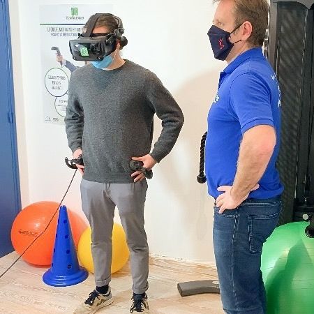 Petit zoom sur ce kiné équipé et son patient. Ils effectuent un des nombreux exercices de rééducation que propose notre dispositif médical en réalité virtuelle. Vous voulez en savoir plus ?  
Demandez une démo et on se charge du reste😉.
#teamkiné #kinésithérapie #kiné