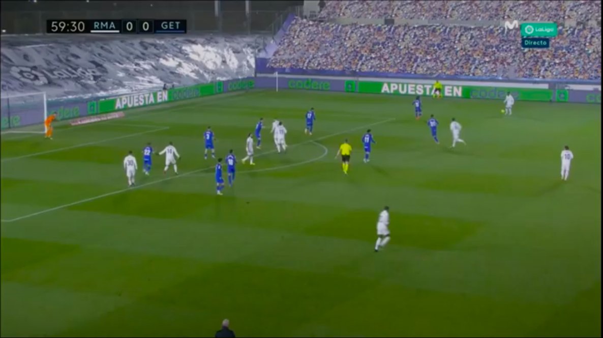 SaintQuique's tweet photo. Gol de Benzema ayer. Estos 2x1 de atacantes RM vs defensores GET en primer y segundo ¿está trabajado o es fallo de la defensa? @mikel_etxarri https://t.co/dIGeRBiFzS
