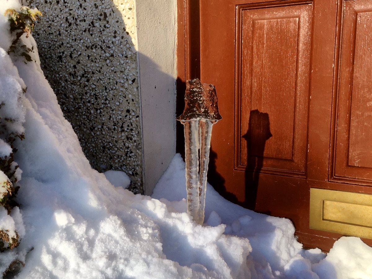 gregorjrwatson's tweet photo. That could have been nasty ❄️🤪 #icicles #WindysSnowCheck https://t.co/uq5AK1WUKG