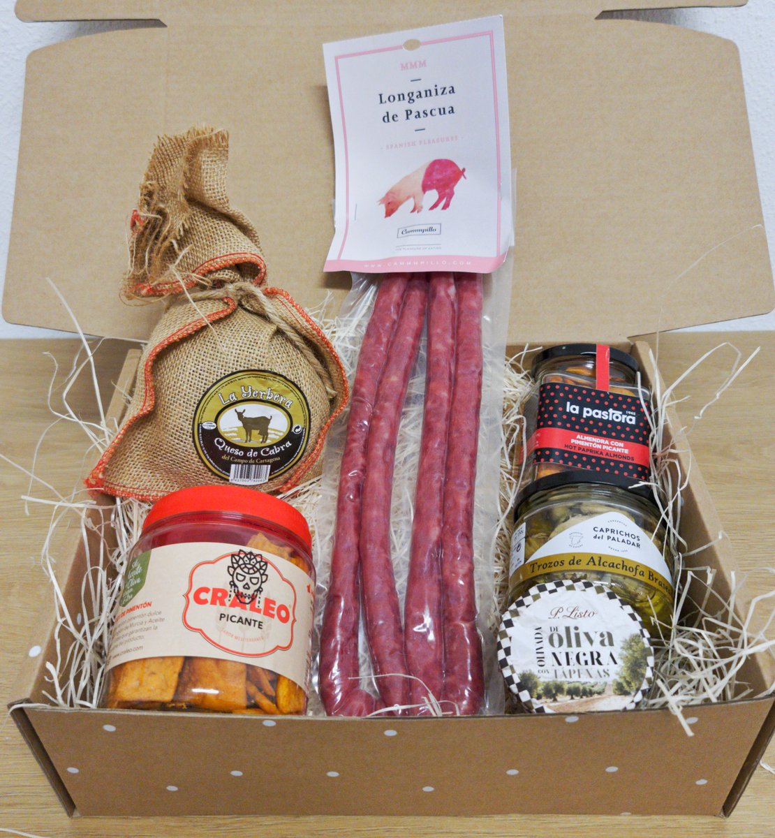 Caja ROLLO INFORMAL😎
Esta es de las cajas más intensas que hemos preparado.

Salchica <a href="/cammmpillo_/">Cammmpillo</a>  , queso #LaYerbera , almendras pimentón picante <a href="/LaPastoraPaprik/">La Pastora Paprika</a>  , alcachofas braseadas <a href="/Caprichosdel/">CaprichosdelPaladar</a>  , olivada #plisto y crackers @CRALEoRIGINAL
