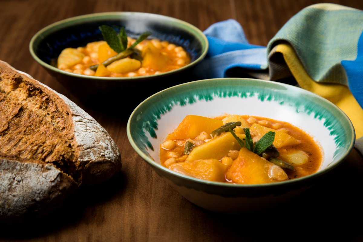 ¿A quién le apetece una olla gitana calentita para este miércoles de febrero? 🙋🏼‍♀️ Te enseñamos a hacerla 👉 mtr.cool/xtkrwrodzi #1001Saboresrm #RegióndeMurcia