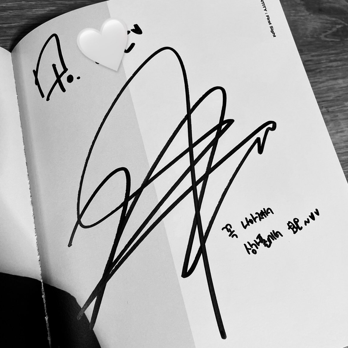 hodumaknae's tweet photo. waited 703 years for my signed album to come but the wait was certainly worth it 🤍 
“See you in Singapore when it gets better~ <3 <3” the hearts he added beside my name n what he wrote 🥺🤍 늘 감사해여.. 

코로나 얼른 나아졋으면 죠겠당.. 울 꼭 봐영~ 꼬옥~!! ❤️

#김동한 #WEi https://t.co/qmBtgycjgh