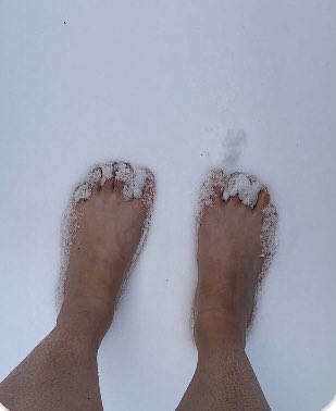 gentsofinesse's tweet photo. Tijdens de pauze van mijn online les gaf ik de studenten van @howestjrn de opdracht om met blote voeten in de sneeuw te gaan staan. Heel even weg van dat scherm, mission accomplished. Misschien ook wat zot dat in dit geval ook wat zeer deed ๐ #docent #houmoed https://t.co/hiyPiSkNTx