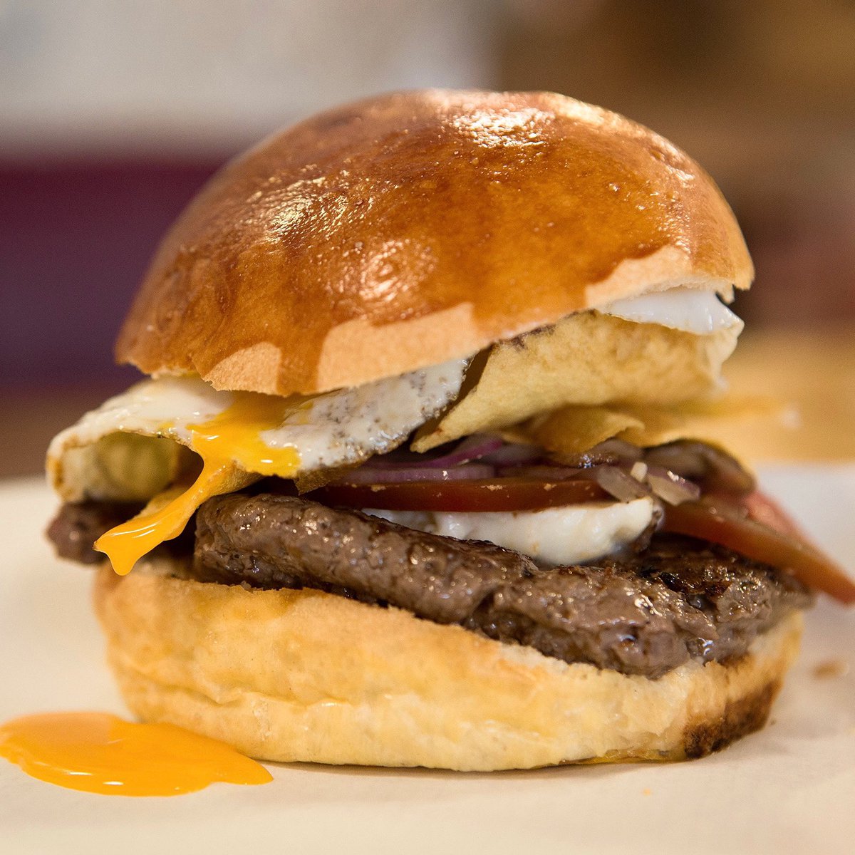 Miércoles con M de Mámoa.
Os presentamos una de nuestras #galeguesa preferidas. Acompañada con tomate raf, cebolla roja, huevo frito y patatas chip 🍔

🛵 Servicio a domicilio (Just Eat)
🚶🏻‍♀️ Servicio recogida en el local

#Vigo #ComidaADomicilio #BestBurgers #Burger