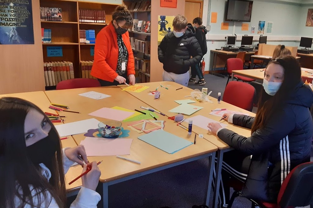 sahslibrary's tweet photo. Friday fun in the library last week. S1 pupils took time away from screens and enjoyed some arts & crafts activities. @StAidansHigh #libraries #relaxandhavefun #childrensmentalhealthweek2021 🖌️🎨😀 https://t.co/8Z5tTidPK3