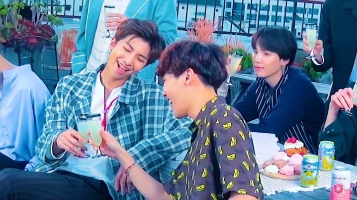 Yoongi:Hoseok:Yoongi: *sparkly soft eyes*a short thread 